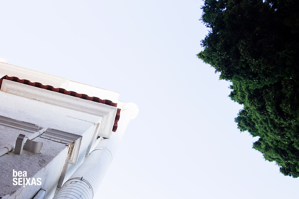 Fotografía callejera realizada por Bea López Seijas. Fotos de las calles de Sitges, población del Mediterráneo. Muestra fotografías de puertas, plantas, ventanas y edificios típicos