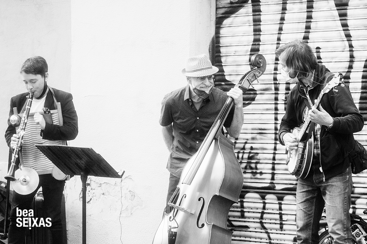 fotografia músicos callajeros en el barrio de gracia, en barcelona
