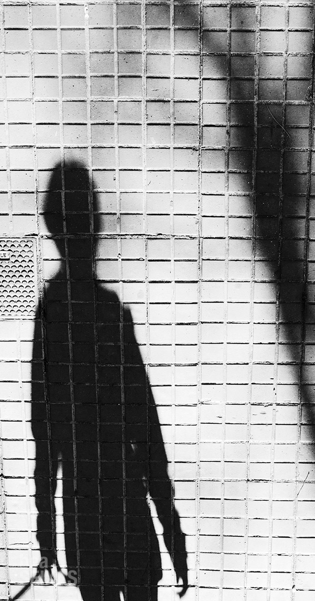 Fotografía de sombras. Foto callejera de Barcelona.