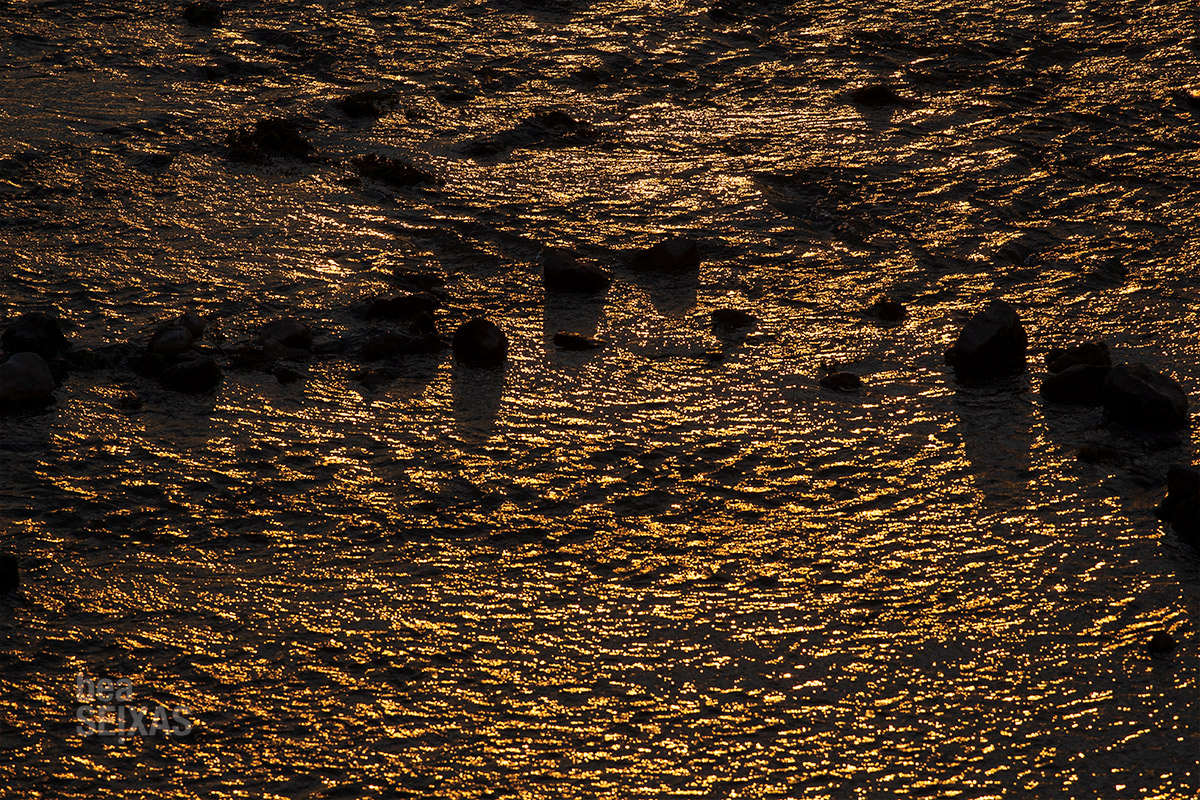Fotografía del atardecer en el Mediterráneo. La foto muestra la textura del mar dorado.