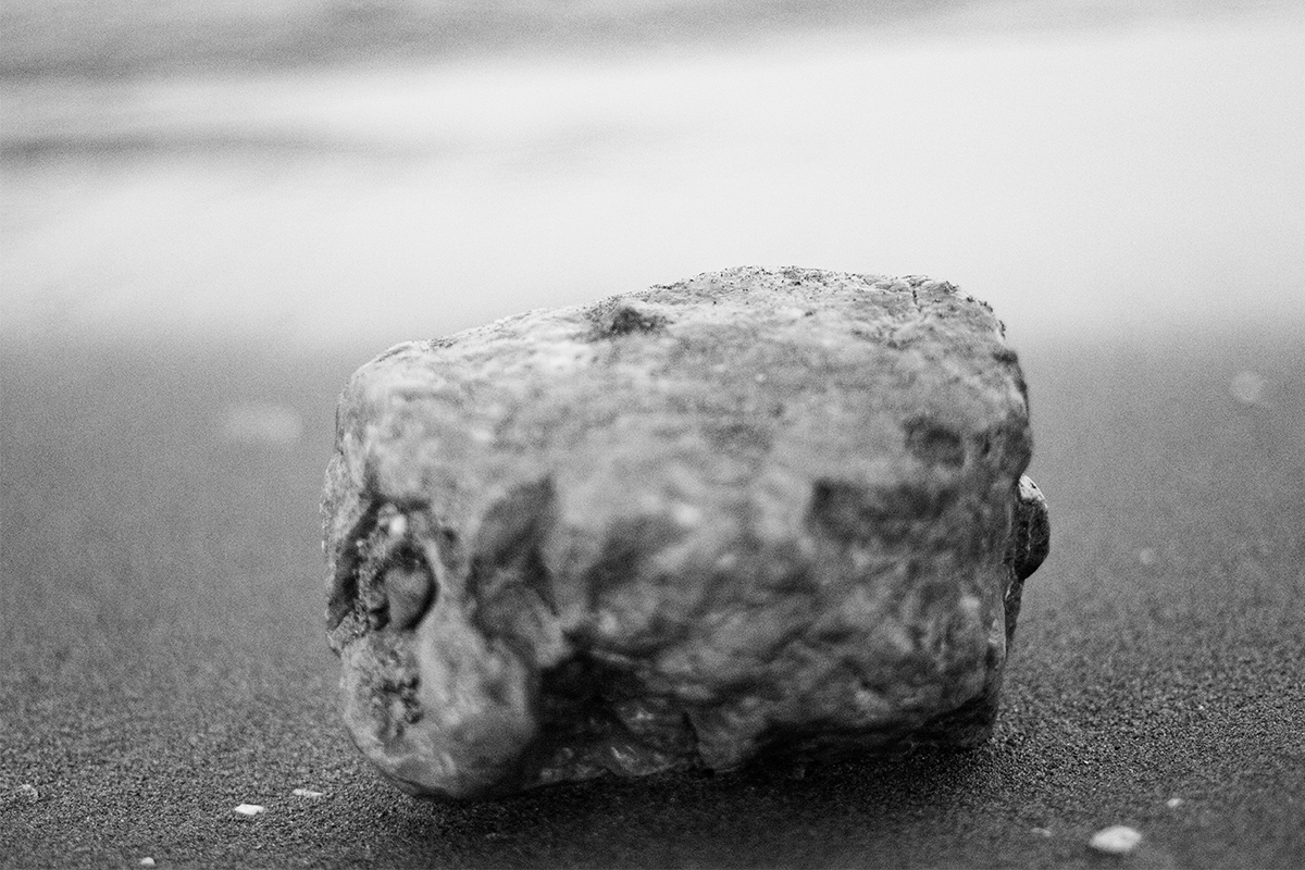 foto de textura de piedra en la orilla del mar