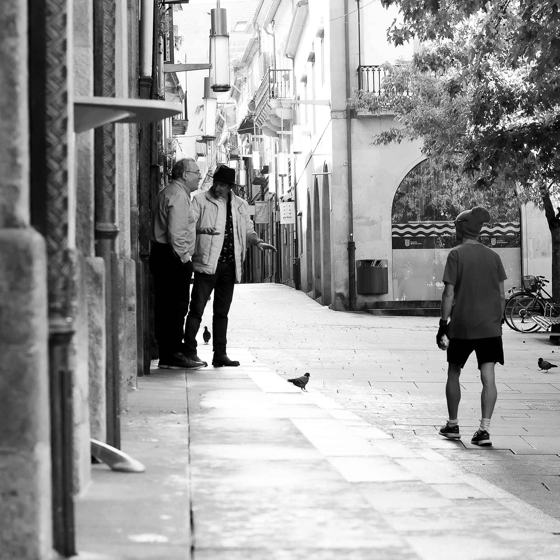 Fotografía callejera de Bea Seixas. Imagen de personas por las calles de Pontevedra.